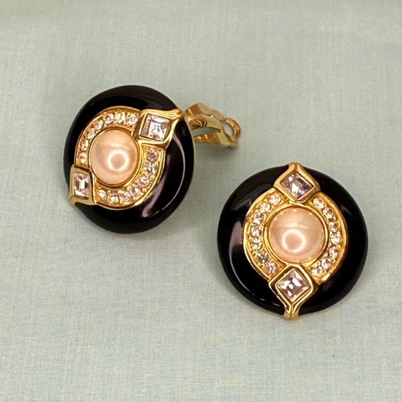 Vintage Swarovski Swan Signed Crystal, Faux Pearl, Black Enamel Clip Earrings - Picture 6 of 10